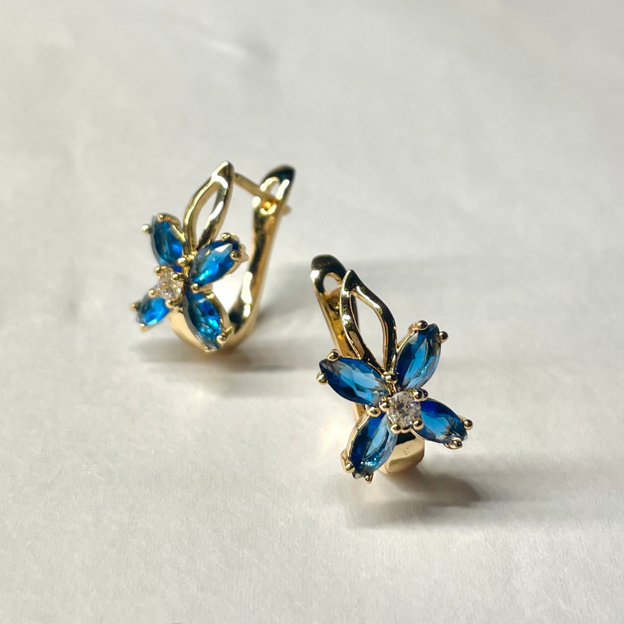 Brilliant Blue Flower Huggies
